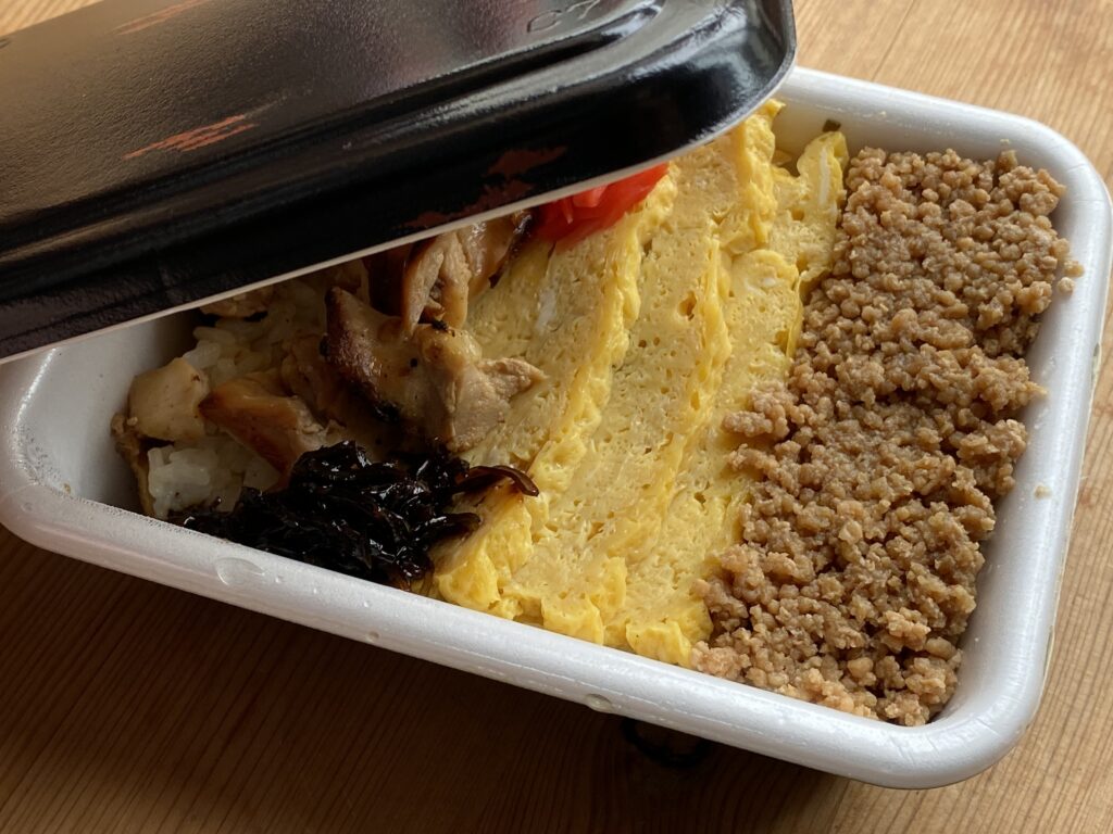 カレーなしよ（両国 お弁当処つるや）「三色弁当」のメートル原器