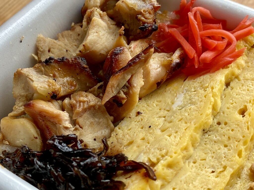 カレーなしよ（両国 お弁当処つるや）「三色弁当」のメートル原器