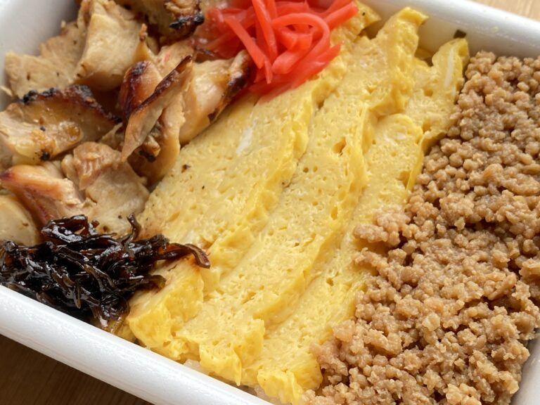 カレーなしよ（両国 お弁当処つるや）「三色弁当」のメートル原器